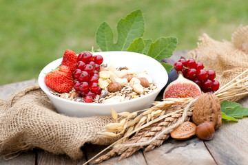Müsli mit Nüssen und Früchten