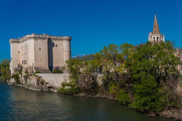 Tarascon et son château.