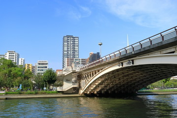 Obraz premium 土佐堀川にかかる天神橋