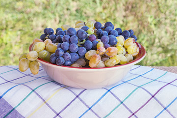 Bunches of ripe grapes in a bowl