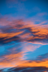 Bizarrer Wolkenhimmel im Sonnenuntergang