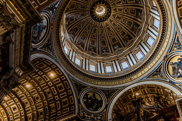 Fototapeta na wymiar Intérieur de la Basilique Saint-Pierre du Vatican à Rome