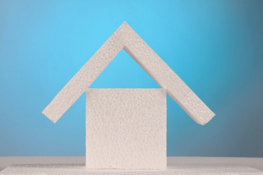 Ein Haus aus D&auml;mmstoff symbolisch