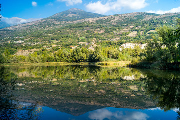 Naklejka premium mountains, sky and clouds reflected in the lake