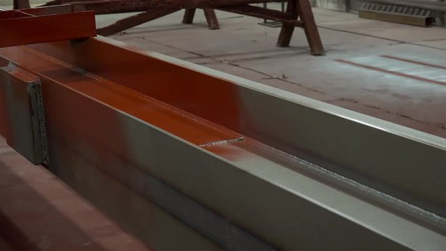 Priming big I-beams with the atomizer at the Metal structures plant.