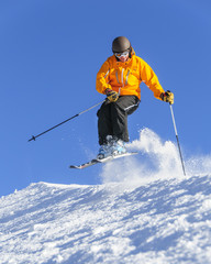 Fototapeta na wymiar dynamisch Skifahren auf der Piste