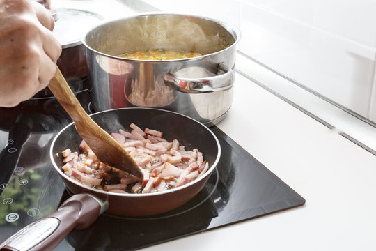 Mam&aacute; friendo beicon en casa.