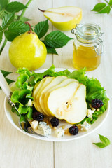Delicious salad with pears and gorgonzola.