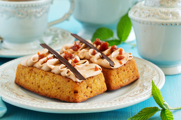 Banana-caramel cupcakes with cream 