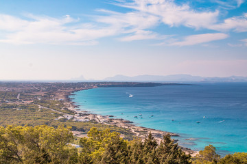 Fototapeta na wymiar Vista aérea de la costa de Formentera