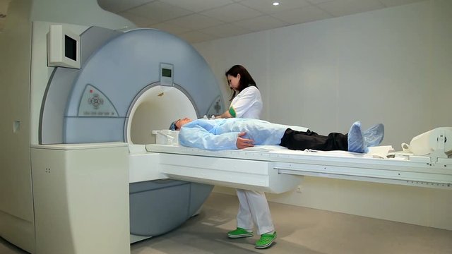 The Docter launches an MRI scannner CT