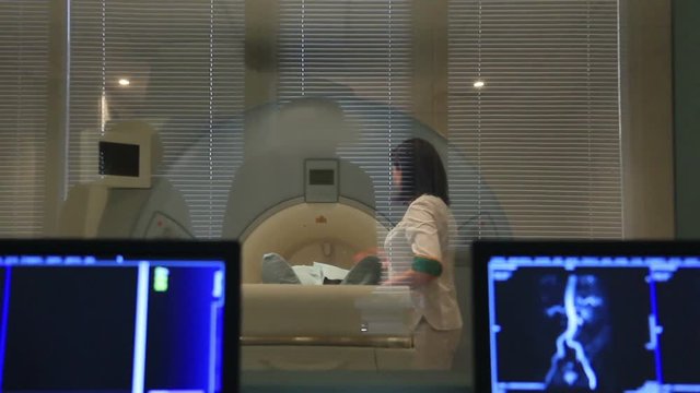 The Docter launches an MRI scannner CT