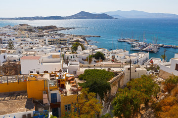 Obraz premium View of the old town of Naxos and its port from the catle.
