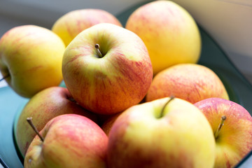 Äpfel / viele Äpfel liegen in einer Schale