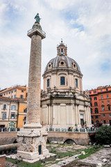 La colonne Trajane près des marchés de Trajan à Rome