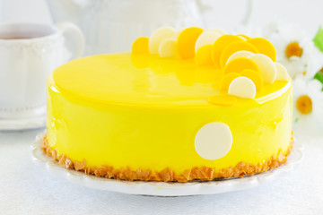 Honey cake mousse with a smooth glaze.