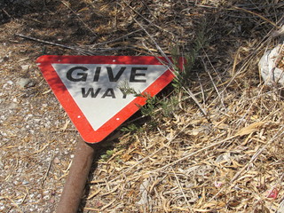 Give way - dare precedenza