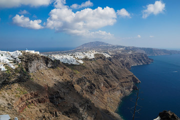 Fototapeta na wymiar Blick auf das kleine Dorf Imerovigli auf Santorini, Griechenland