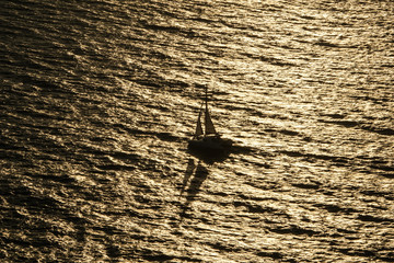 Segelboot im Sonnenuntergang auf Santorini
