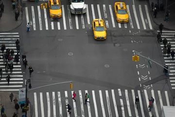 Crédence de cuisine en verre imprimé TAXI de new york People walking in busy intersection with taxi 