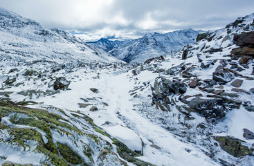 Wintereinbruch am Scalettapass, Engadin, Graubünden, Schweiz. Blick ins Val Susauna
