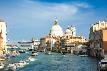 Fototapeta premium Beautiful view of water street and old buildings in Venice, ITAL