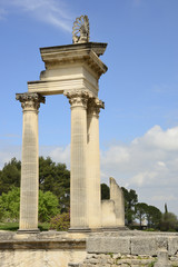 Fototapeta premium Ruines d’un temple romain à Glanum près de Saint-Rémy-de-Provence, Bouches du Rhône - Ruins of a Roman temple in Glanum near Saint-Rémy-de-Provence, France