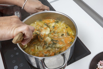 Mamá preparando puré de verdura en casa.
