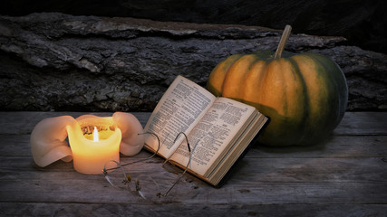 Bibel & Kerze & Kürbis