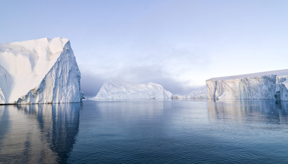 De beaux icebergs se trouvent sur l& 39 océan Arctique dans le fjord glacé