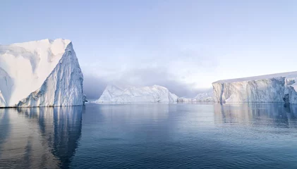 Velours gordijnen Gletsjers Mooie ijsbergen zijn op de Noordelijke IJszee in icefjord