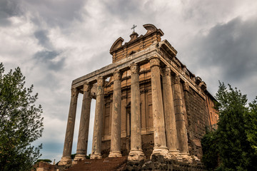 Fototapeta na wymiar Dans le Forum Romain le temple d'Antonin et Faustine