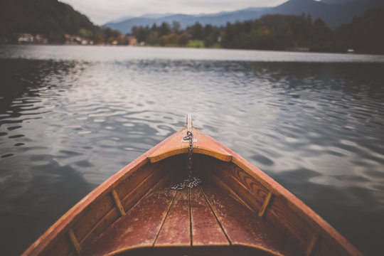Barca en el lago Bled, Eslovenia. D&iacute;a nublado de invierno.