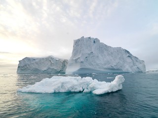De beaux icebergs sont sur l& 39 océan Arctique dans le fjord glacé