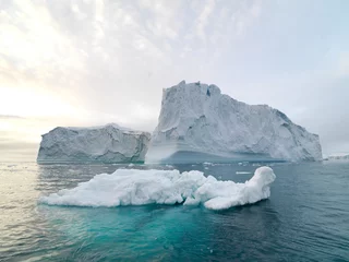 Cercles muraux Glaciers De beaux icebergs sont sur l& 39 océan Arctique dans le fjord glacé