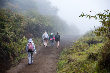 ボルカンチノを登山する女性