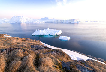 De beaux icebergs se trouvent sur l& 39 océan Arctique dans le fjord glacé