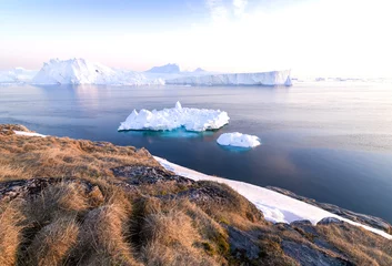 Crédence de cuisine en verre imprimé Glaciers De beaux icebergs se trouvent sur l& 39 océan Arctique dans le fjord glacé