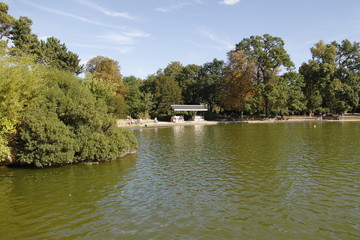 Fototapeta na wymiar Lac du Bois de Boulogne à Paris 