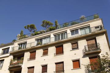 Jardin sur le toit d'un immeuble moderne à Paris