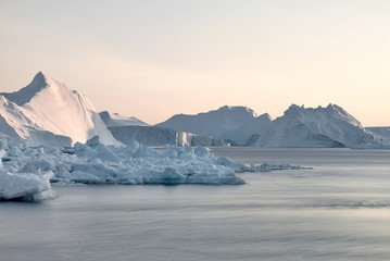 les glaciers sont au fjord de glace du Groenland