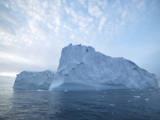 Obraz na płótnie Canvas beautiful icebergs are melting on arctic ocean