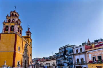 Naklejka premium Paz Peace Statue Our Lady Basilica Town Square Guanajuato Mexico
