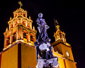 Fototapeta premium Paz Peace Statue Our Lady Basilica Night Guanajuato Mexico