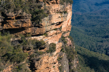 Fototapeta na wymiar Rough cliffs of Wentworth Falls track in Blue Mountains, Australia