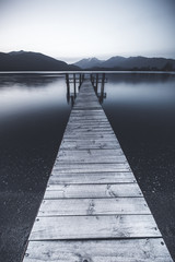 Fototapeta premium W formacie portretowym sfotografowano stare molo.