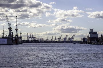 Containerhafen in Hamburg im Herbst