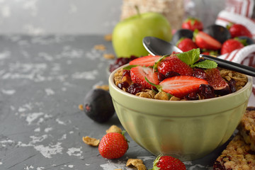 Muesli with strawberries and figs