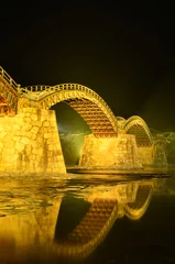 Muurstickers Kintai Brug Kintaikyo-brug (Iwakuni-stad, prefectuur Yamaguchi, nachtzicht, oplichten)