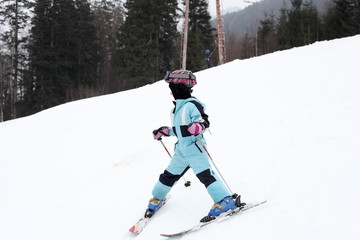 Fototapeta na wymiar Kind beim Skifahren